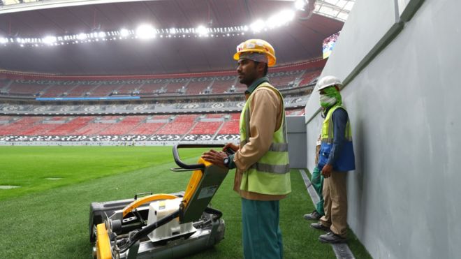 كأس العالم 2022: الدورة الأكثر إثارة للجدل والانتقادات في تاريخ البطولة _123898711_qatarworker