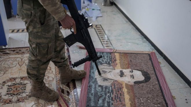 Фотография Абдуллы Оджалана видна в больничном коридоре после того, как 20 марта 2018 года турецкая армия и Свободная сирийская армия (ССА) полностью контролировали Африн на северо-западе Сирии в рамках операции «Оливковая ветвь»