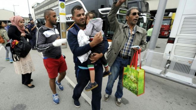 Беженцы после выхода из автобуса, прибывающего от венгерской границы в Вену, 5 сентября
