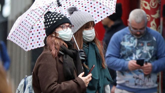 Женщины в масках для лица в Сохо, Лондон