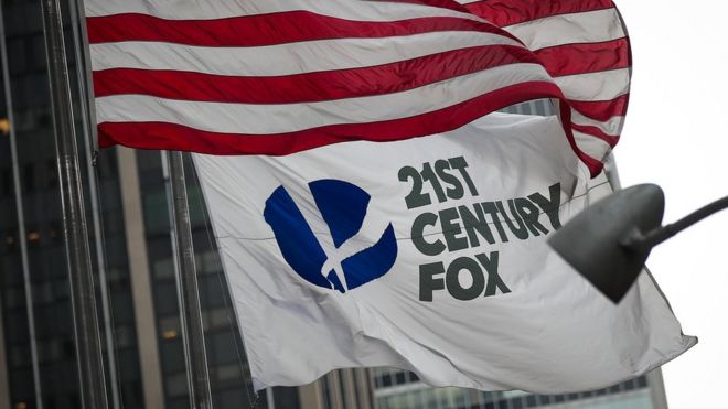 Флаг 21-го века Фокс развевается возле здания News Corporation в центре Манхэттена, 14 декабря 2017 года в Нью-Йорке.