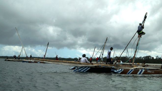 Завершение фестиваля - гонка на лодках Нгалава.Такие лодки типичны для суахили - здесь человек поднимается на мачту, чтобы развернуть парус, который, если все пойдет по плану, отправит свою команду на первое место по финишной черте.