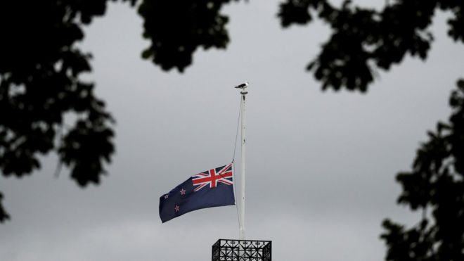 نُكست الإعلام في نيوزيلندا حتى إشعار آخر حزنا على الضحايا.