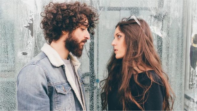 Un hombre y una mujer de frente