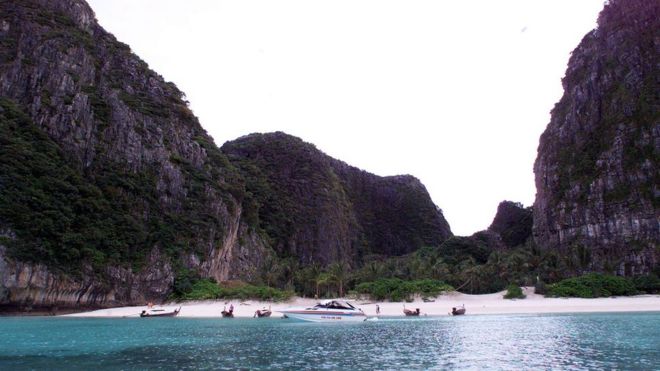 На этой фотографии, сделанной 14 января 1999 года, показан общий вид залива Майя, Таиланд, за день до начала съемок фильма «Пляж»