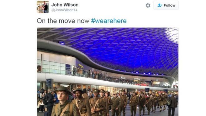 Джон Уилсон пишет в Твиттере: сейчас на ходу # с изображением солдат в Манчестере