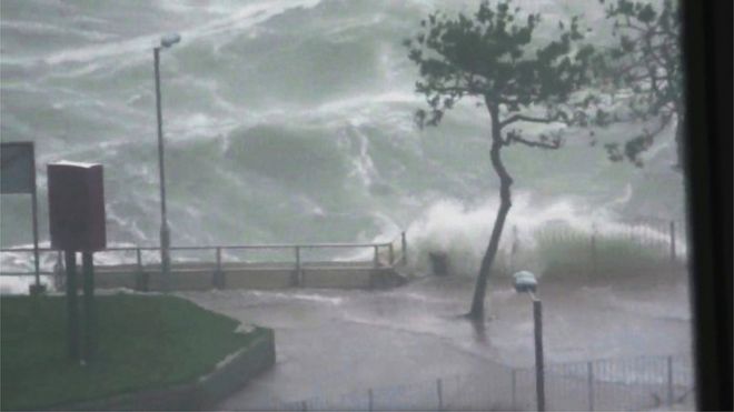 Волны разбились о набережную Хунг Хом в Гонконге во время тайфуна Мангхут, 16 сентября 2018 года