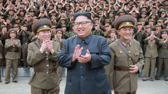 Лидер Северной Кореи Ким Чен Ын и солдаты