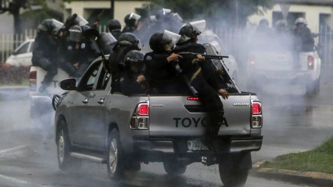 Столкновение ОМОНа с протестующими студентами-инженерами в Манагуа 28 мая 2018 года