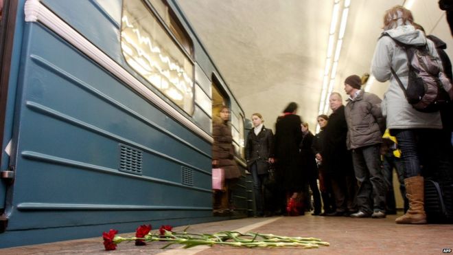 Цветы на железнодорожной платформе в память о жертвах взрыва на Лубянке