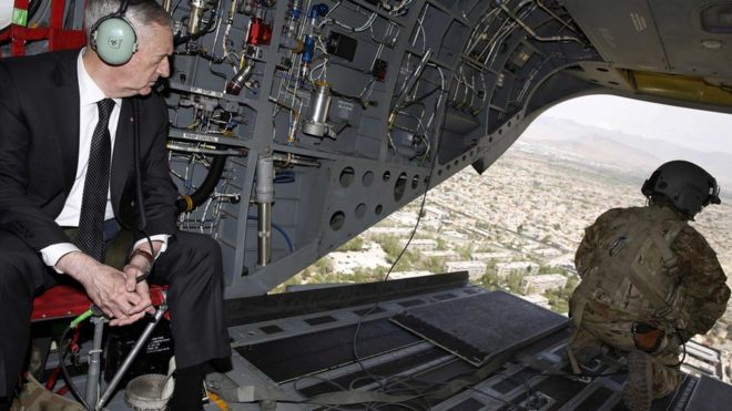 Министр обороны США Джеймс Мэттис прибывает на вертолете в штаб-квартиру «Решительной поддержки» в афганской столице Кабуле 24 апреля 2017 года