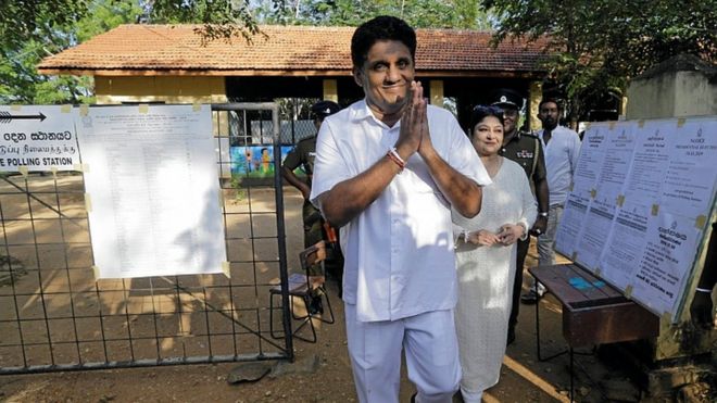 Саджит Премадаса уходит после того, как проголосовал на президентских выборах в Виравиле, Шри-Ланка, 16 ноября 2019 г.