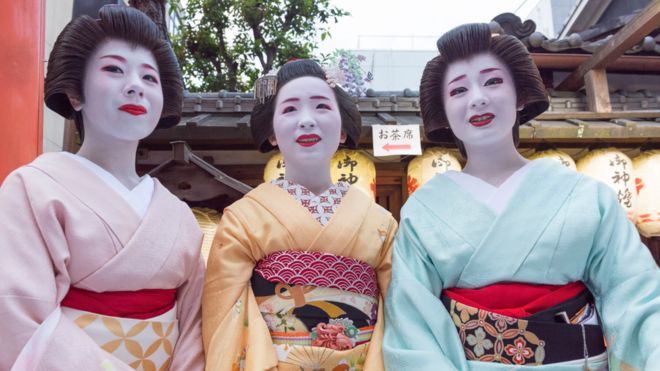 Две гейши и стажер, Киото, Япония, 2016