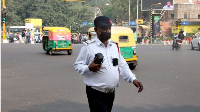 agente de tránsito en Nueva Delhi