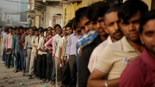 Индийцы стоят в очереди, чтобы внести и обменять прекращенные банкноты за пределами банка в Нью-Дели, Индия