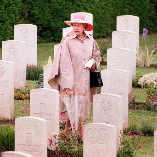 Королева идет по могильным камням на кладбище в Байе после поминальной службы в честь Дня