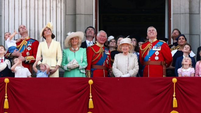 Королева и другие члены семьи собрались, чтобы увидеть, как Красные Стрелы совершают пролет