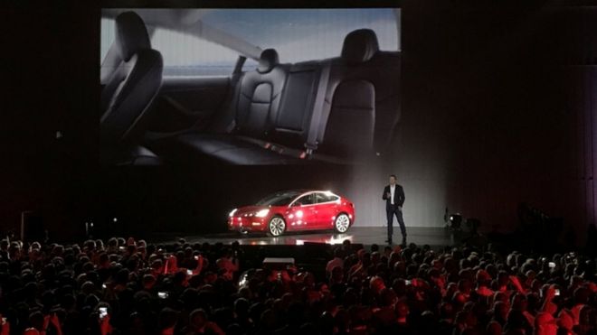 28 июля 2017 года исполнительный директор Tesla Элон Маск представляет один из первых автомобилей Model 3 с производственной линии завода Fremont на предприятиях компании во Фримонте, штат Калифорния.