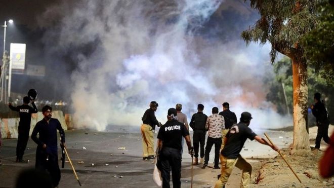 Полиция стреляет слезоточивым газом, чтобы разогнать сторонников священнослужителя Хадима Хуссейна Ризви в Карачи, Пакистан.Фото: 23 ноября 2018 года