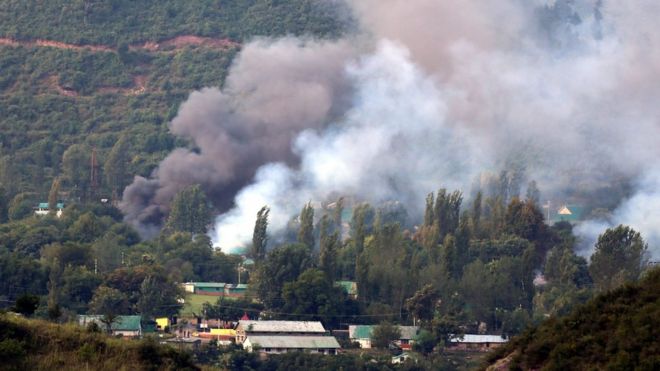 Дым поднимается изнутри базы индийской армии, на которую напали подозреваемые боевики в Ури. 18 сентября 2016 года.