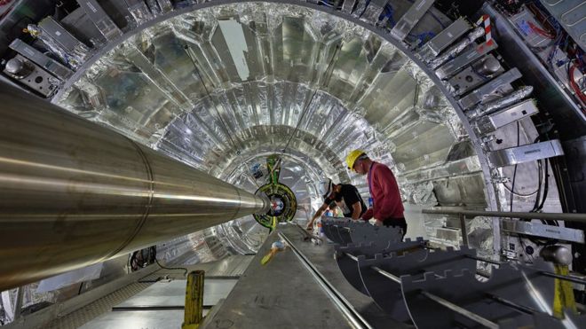 ส่วนหนึ่งของเครื่องชนอนุภาค Large Hadron Collider (LHC)