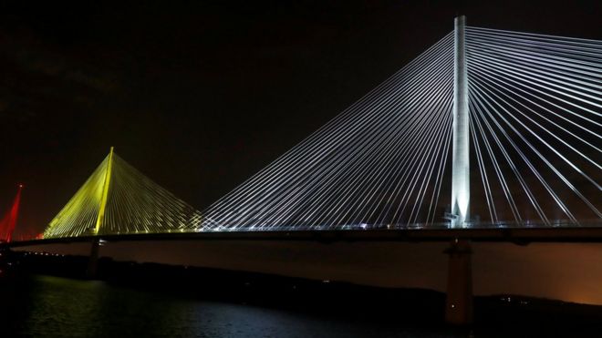 Новый мост был освещен в понедельник, чтобы ознаменовать церемонию передачи шотландскому правительству