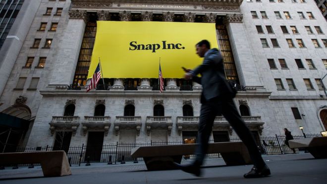 Signage для Snap Inc., материнской компании Snapchat, украшает фронт Нью-Йоркской фондовой биржи (NYSE), 2 марта 2017 года в Нью-Йорке.