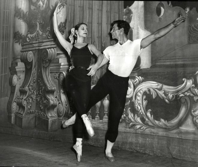 Алисия Алонсо и Игорь Юскевич танцуют перед позолоченным фоном
