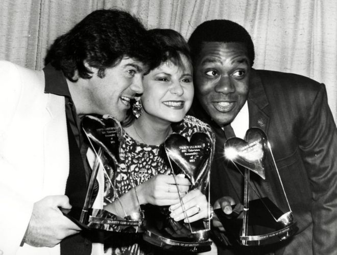 Комики Дэвид Копперфильд, Трейси Уллман и Ленни Генри с наградами за телешоу «Трое в своем роде» на церемонии вручения премии Variety Club в 1984 году
