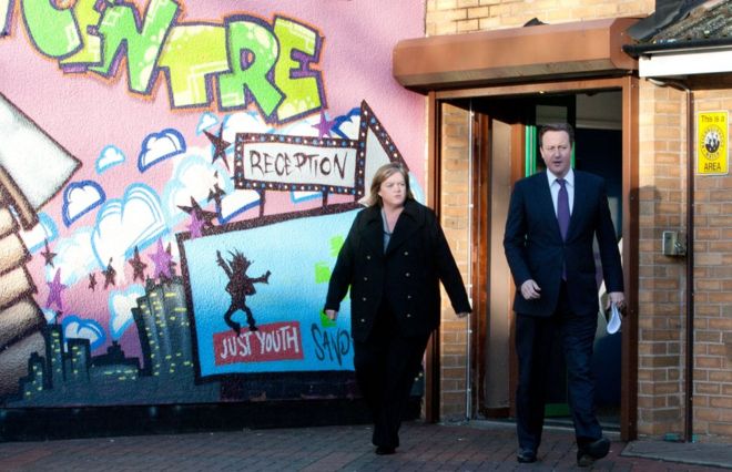 Глава группы по проблемным семьям Луиза Кейси (слева) во время прогулки с бывшим премьер-министром Великобритании Дэвидом Кэмероном (Бирмингем) в Бирмингеме 15 декабря 2011 г.