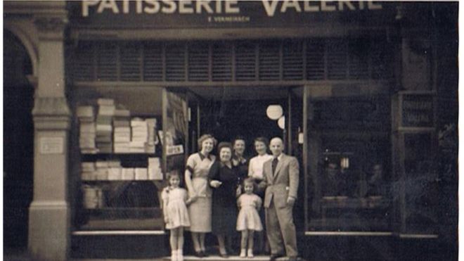 Семья Вермейрш в кондитерской Валери, на улице Олд Комптон в июле 1950 года. (Слева направо) Джулия, Мари Луиза, тетя Эстер, тетя Сельма, Лени, мама, папа.