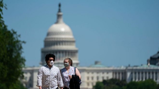 Una pareja andando frente al Capitolio de Estados Unidos.