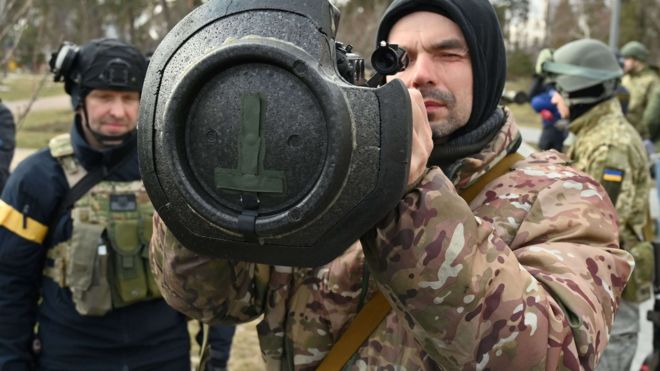 Người lính Ukraine với vũ khí chống tăng Nlaw