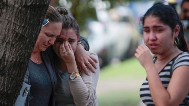 Родственники жертв разбившегося вчера самолета Boeing 737 реагируют, покидая Юридический медицинский институт в Гаване, Куба, 19 мая 2018 года.