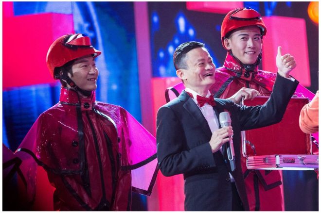 Фотография, представленная 11 ноября 2015 года, показывает, что Джек Ма (С), председатель Alibaba Group, присутствует на телевизионном торжественном мероприятии, посвященном празднованию шоппинга Tmall в Пекине, Китай, 10 ноября 2015 года.