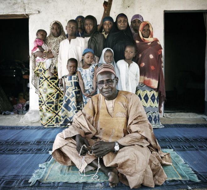 Ибрагим Санда, глава деревни Сарки, принимает 19 женщин и детей в своем доме, Моколо, крайний север Камеруна.