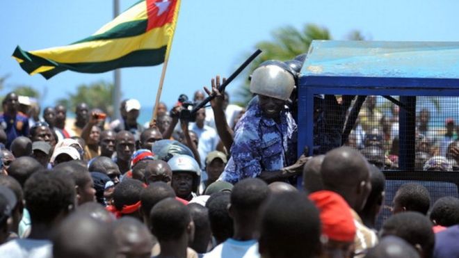 Protesters dey pursue police just before parliamentary election for September 25, 2012