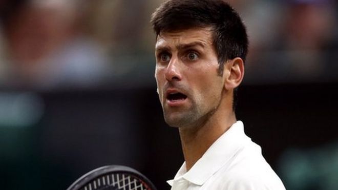 Novak Djokovic reaccionando con sorpresa durante un partido de tenis