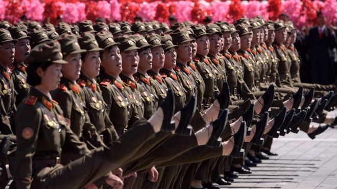 Солдаты Корейской народной армии (КНА) маршируют во время массового митинга