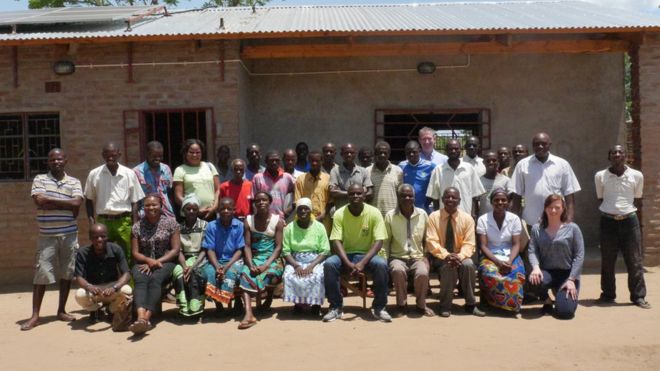 Исследовательская группа и местные жители в Малави