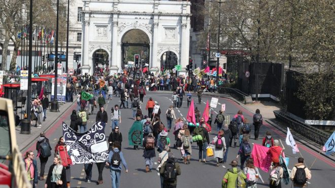 Демонстранты во время акции протеста против Восстания в Мраморной Арке