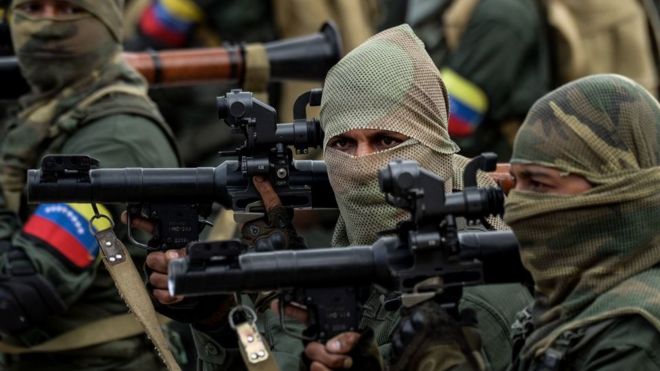 Militares venezolanos en desfile