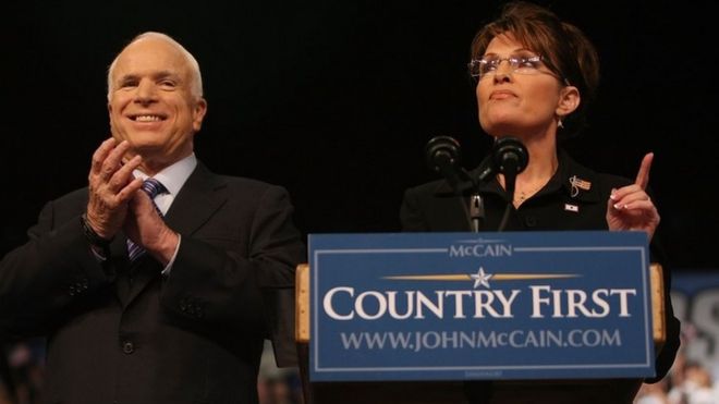 Сара Пэйлин говорит как пр кандидат в президенты от республиканцев Джон Маккейн смотрит на предвыборный митинг 29 августа 2008 г.