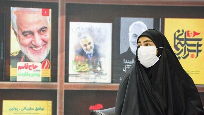 زینب سلیمانی در کنار کتاب‌هایی درباره پدرش