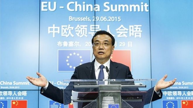 Премьер-министр Китая Ли Кэцян дает совместную пресс-конференцию с президентом Европейской комиссии и председателем Европейского совета после 17-го двустороннего саммита ЕС-Китай в штаб-квартире Совета ЕС в Брюсселе 29 июня 2015 года.