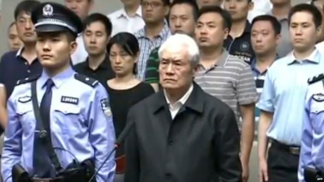 На этом снимке экрана, снятом с видеоматериала CCTV, изображен бывший начальник службы безопасности Китая Чжоу Юнкан