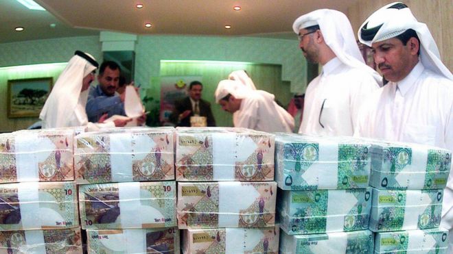 Qataríes y billetes