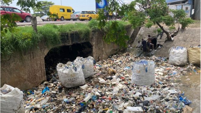 Des déchets plastiques qui bouchent l'entrée d'un caniveau à Kinshasa