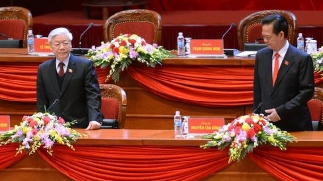 Генеральный секретарь Коммунистической партии Вьетнама Нгуен Фу Чонг (слева) и премьер-министр Нгуен Тан Зунг на съезде партии в Ханое. Фото: 21 января 2016 г.