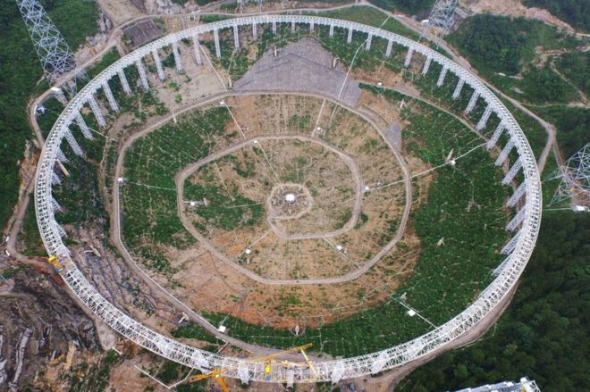 На этом снимке, сделанном 29 июля 2015 г., показан сферический радиотелескоп с апертурой 500 м (FAST), строящийся в Пинтане, в провинции Гуйчжоу на юго-западе Китая.